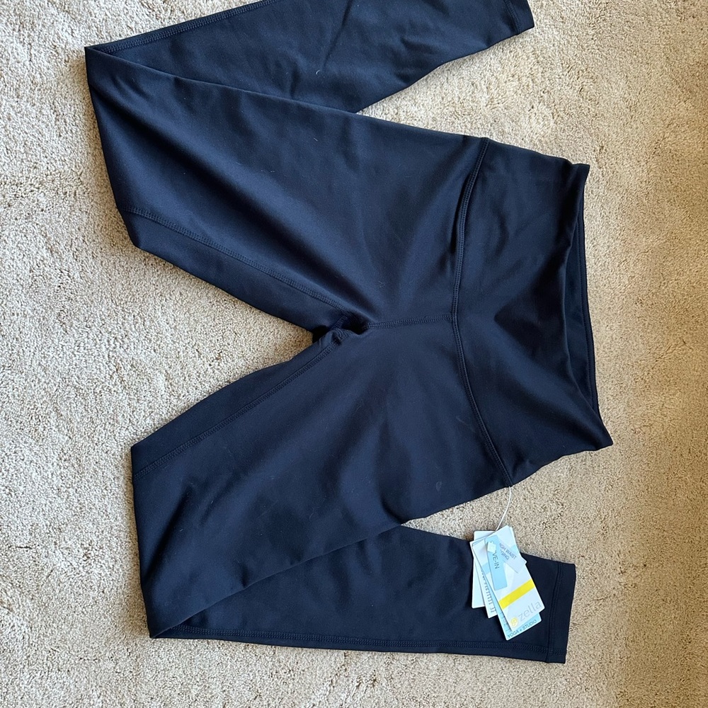 Woman’s black Zella high waist leggings.